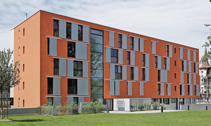  Bewegliche Holzelemente, wie Klappläden, Schiebe­läden oder verschiebbare Lamellen, verbinden ­traditionelle Handwerkskunst mit modernen Technologien und gestalten zudem das Gebäude. 