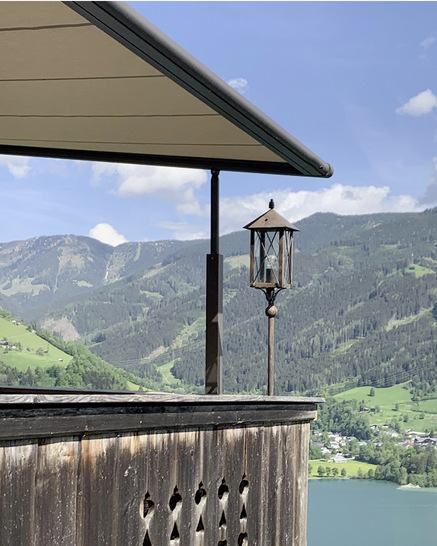  Die Jausenstation „Pfefferbauer“ im Salzburger Land ­bietet den Gästen mit einer neuen Markisenanlage bei fast ­jedem ­Wetter einen beeindruckenden Blick auf den „Zeller See“ und die Gipfel der Hohen Tauern.
