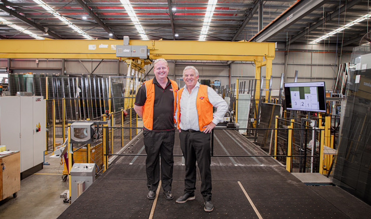 Gemeinsam mit Lisec hat Jason Windows seinen Fensterbau um die Glasverarbeitung erweitert und ist damit ein Paradebeispiel für eine erfolgreiche, langfristige Partnerschaft mit Lisec. Geschäftsführer Peter denBoer (r.) leitet heute Jason Windows.