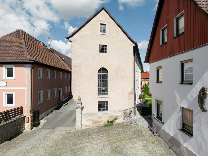 Preisgekrönte Denkmalschutzsanierung: Die Alte Brauerei in Untersteinbach wurde in ein modernes Wohn- und Bürogebäude umgewandelt. Zum Einsatz kamen die Fenster- und Türsysteme von heroal.