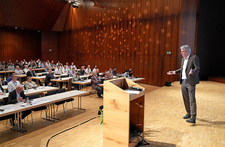 Institutsleiter Prof. Jörn P. Lass referierte über die neuen EU-Bauprodukteverordnungen