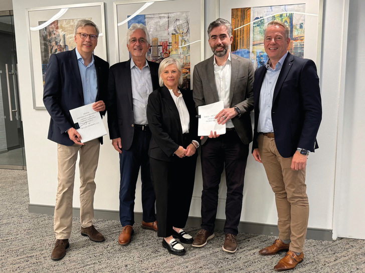  (v.l.) Philipp Neuhaus, Chief Financial Officer von Schüco, Steven Kraus, Mehrheitsgesellschafter von Skyline Windows, Birgit Westphal, Transaction Advisor und Co-Owner von iBDC, Matthew Kraus, CEO von Skyline Windows, und Matthijs Bruijnse, Executive Vice President International Metal Division bei Schüco, freuen sich über die offizielle Vertragsunterzeichnung.