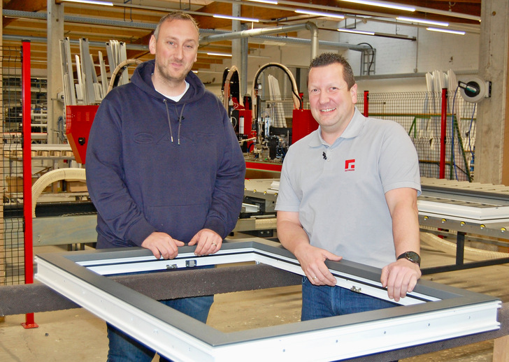  Geschäftsführer Stephan Gerwens (li.) und Oliver Krause, Key Account Gutmann, haben gemeinsam die Prozesse für das immer beliebtere Trendprodukt Kunststoff-Alu am Standort in Alstätte implementiert.