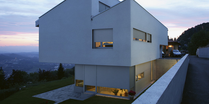 Gebäude mit extravaganter Architektur oder großer Windlast stellen oft besondere Anforderungen an die Statik der Fenster, was deren Einbau komplizierter machen kann.