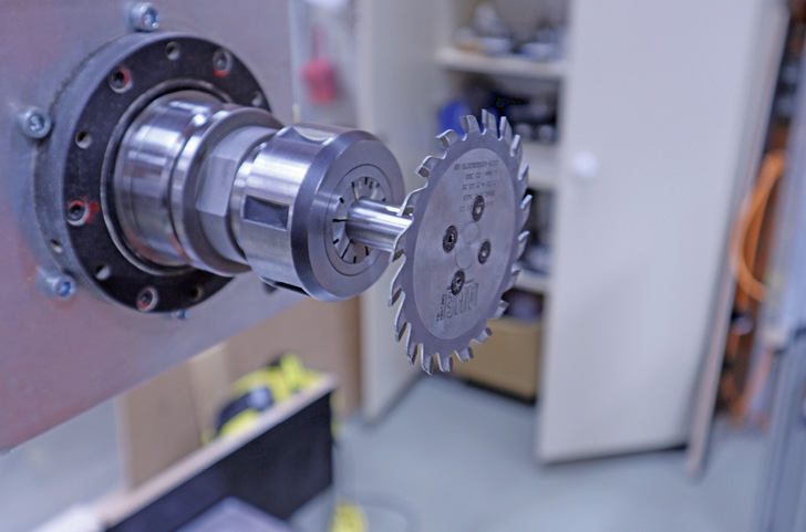 Abbildung 1: Fixierung des Sägeblattes für den Ausglasungsprozess