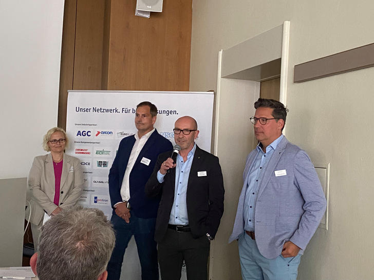 Michael Scheer, Vorsitzender des Vorstands der Flachglas eG begrüßt die Gäste