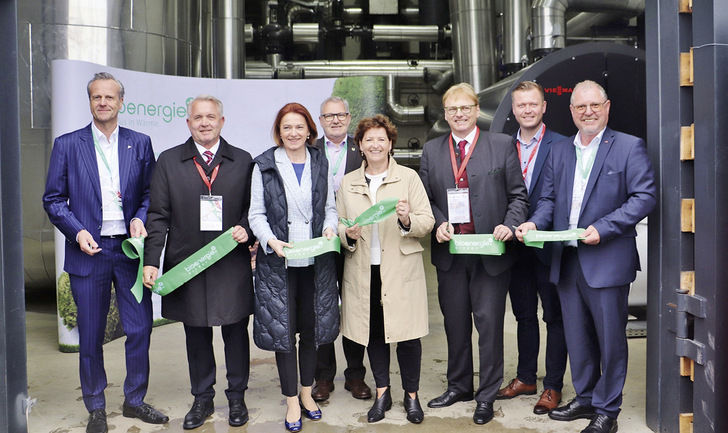 Eröffneten das Biomasseheizwerk der Roto Frank Austria GmbH in Kalsdorf: Roto Frank Fenster- und Türtechnologie CEO Marcus Sander (l.), Roto Kalsdorf GF Christian Lazarevic (r.) mit Vertretern der Landes- und Gemeindepolitik.