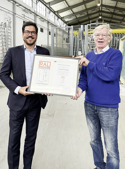 Urkundenübergabe der RAL-Gütesiegel an Simon Cordes (l.), Geschäftsführer von ­Frerichs Glas
