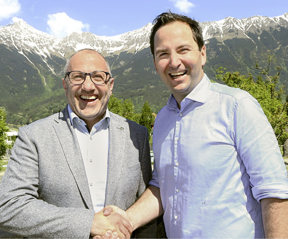 Handshake: Andreas Kraler und ÖSV-­Generalsekretär Christian Scherer bei der Vertragsunterzeichnung.