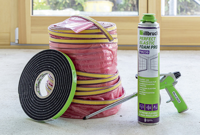 Die Komponenten des illbruck i3 ProSystems Sanierung für einschaliges Mauerwerk: das Premium-Fugendichtband TP600 illmod 600, der FM230 Fenster- und Fassadenschaum Plus und für die innere Abdichtung TP001 illmod Fugendichtband Control innen.