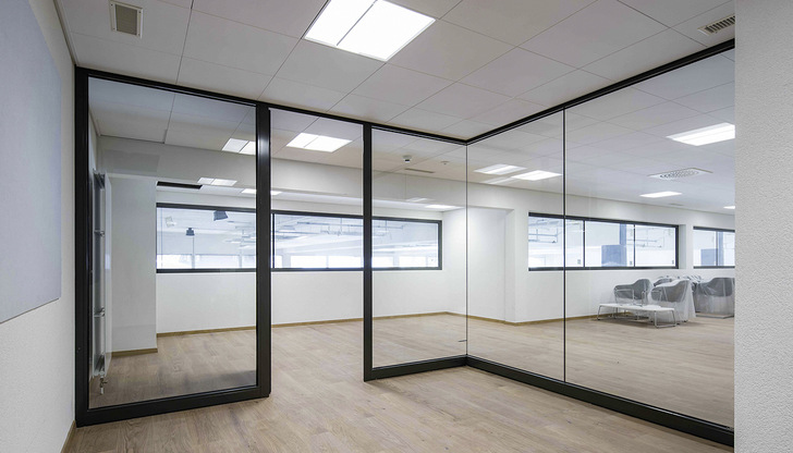 Im Internat Beau Soleil wurden mit der Ecklösung Contraflam Structure Corner, ­welche ganz ohne Eckprofile auskommt, hochtransparente Ganzglasecken umgesetzt.