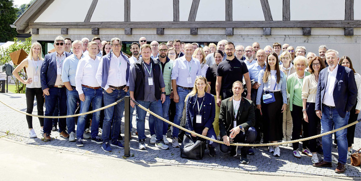 Die Teilnehmer der Isolar Glas Tagung 2024 vor der „Alten Kelter“ im schwäbischen Miedelsbach