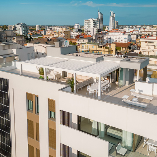 Das Lamellendach schafft die perfekte Dachterrasse.