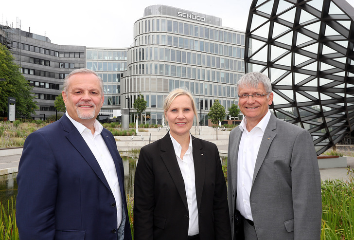 (v.l.) Andreas Engelhardt, Sandra Greiser und Thomas Lauritzen stellen den Schüco Jahresbericht 2023 vor.