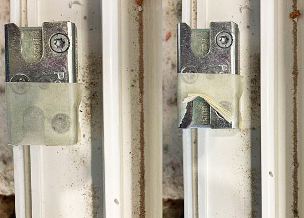 Ein einfaches Klebeband, das auf die Beschläge geklebt wird, liefert das Ergebnis, wie weit die Pilzköpfe in den Beschlag einlaufen.