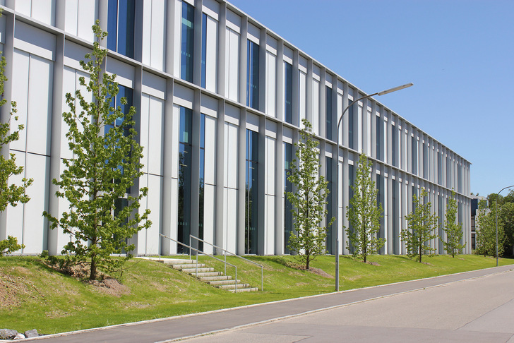 Hier die Linzmeier-Fassade bei Uhlmann Verpackungen