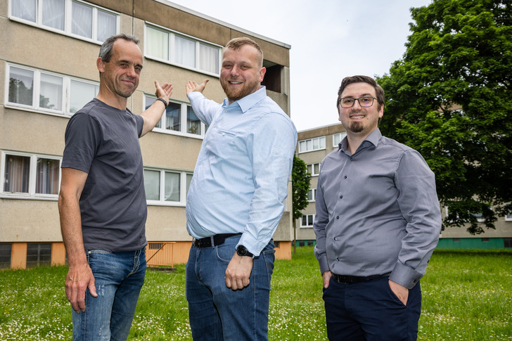 Henry Flade, Mitarbeiter der Firma Walter Fenster und Türen, Matthias Koch, wissenschaftlicher Mitarbeiter am Institut für Werkstofftechnik der Universität Kassel, und Martin Schottek, Referent Klimaneutraler Gebäudebestand bei Vonovia, (v. li.) präsentieren den eingebauten Prototyp des neuen Solarfensters
