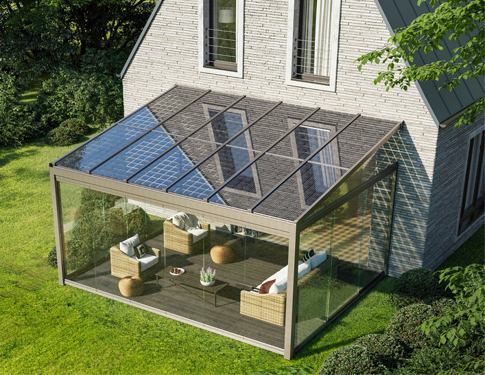 Im Pultdach integrierte PV-Module ermöglichen Bauherren die Produktion von eigenem Strom. Zusätzlich ­verschatten sie die Terrassenfläche, so dass auf eine Markise verzichtet werden kann.