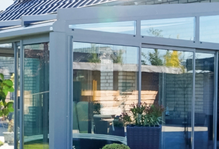 Terrassendach mit den Systemen für einen Sommergarten Econoline und Slide Cold.
