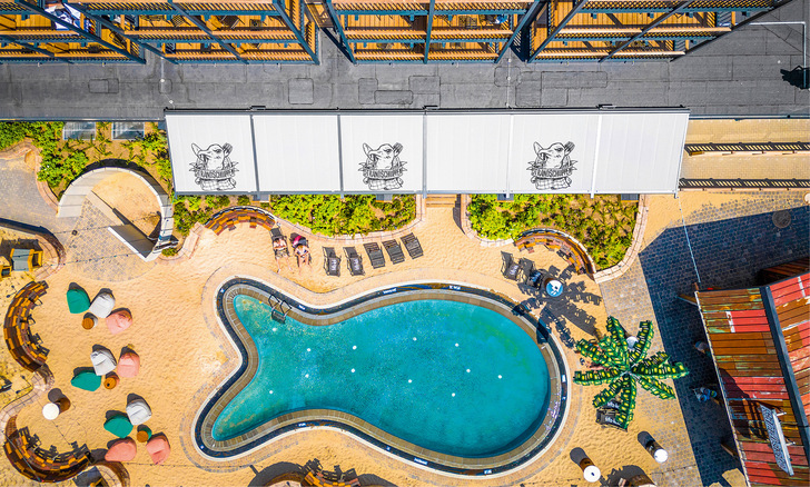 Farblich an die Optik des Gebäudes angepasst, und einer Beschriftung der Sonnenschutztücher mit Logo, konnten die Marksien optimal in die bestehende Struktur integriert werden.