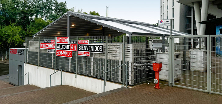 Gut sichtbar am Eingangsbereich West zeigt sich der neugestaltete Biergarten mit einem komplett überdachten Sitzbereich im Gelände des Fußballstadium vom amtierenden Fußballmeister Bayer Leverkusen,