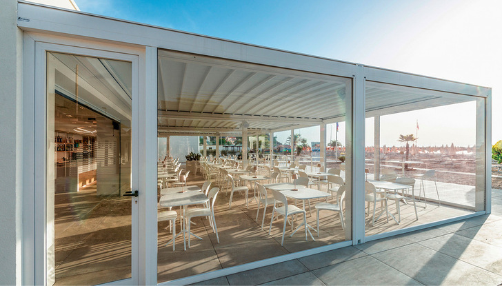 Verdeckt liegende Verbinder, kaum sichtbare Schrauben, Licht und Screen im System integriert: So rundet KE seinen Anspruch auf Design ab.