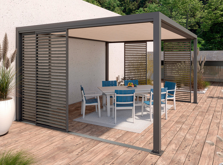 Die feststehenden Jalousieelemente ergänzen die Pergolasysteme perfekt und sorgen für ein besonders angenehmes Flair in Außenbereichen.