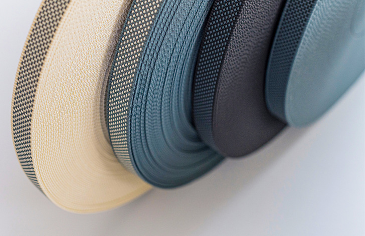 Mit dem technischen Knowhow des Entwicklungsteams und leistungs­starken Webmaschinen können jegliche Wunsch­farben je nach individueller Design-Präferenz der Kunden kombiniert werden.