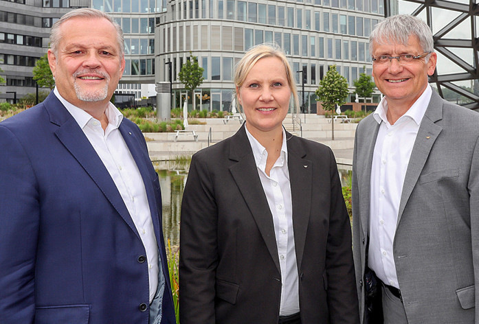 (v.l.) Andreas Engelhardt, Sandra Greiser und Thomas Lauritzen stellen den Schüco Jahresbericht 2023 vor.