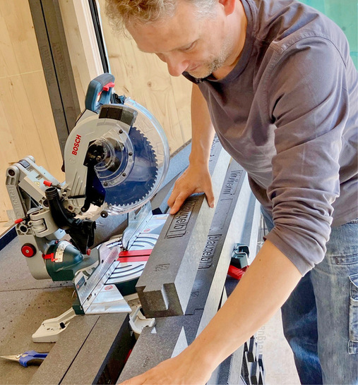 Die Schwalbenschwanz-Verbindungen vereinfachen es, die ­richtige Profillänge des Vorwandmontage-Systems für das jeweilige, zum ­Einbau vorgesehene Element zu konfektionieren.