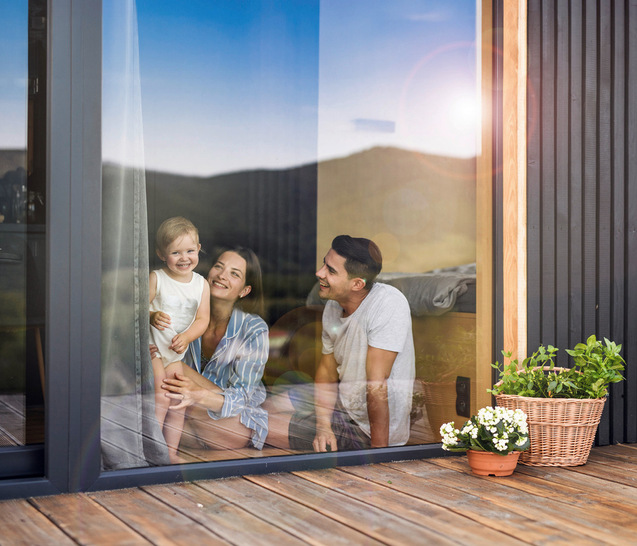 Bei Climaplus 2-fach-Gläsern ist der Ug -Wert 1,0 W/m²K, bei Climatop 3-fach-Gläsern liegt er bei 0,6 W/m²K.