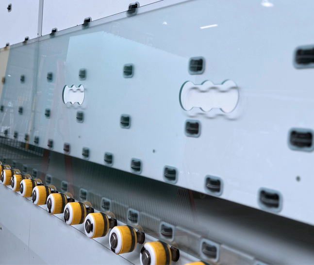 Bis zu 30 mm dicke Gläser lassen sich mit dem Wasserstrahl der systron proHD bearbeiten.