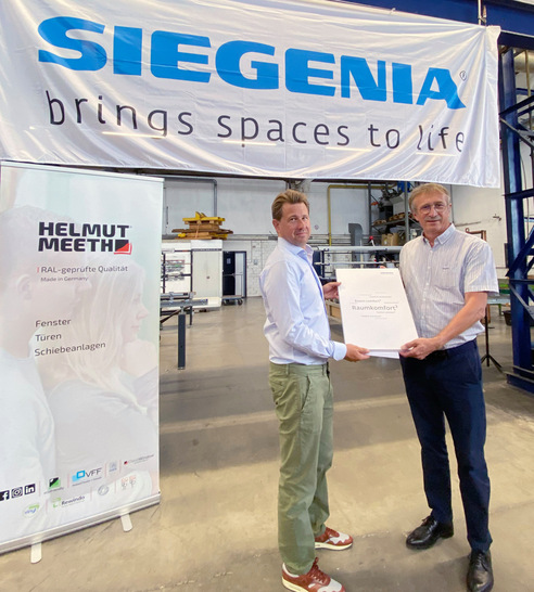 Arne Amann (l.), Geschäftsführer von Helmut Meeth, und Guy Muller, Leiter des Geschäftsbereichs Markt & Kunden bei Siegenia, feiern das 30-jährige Bestehen der erfolgreichen Partnerschaft.