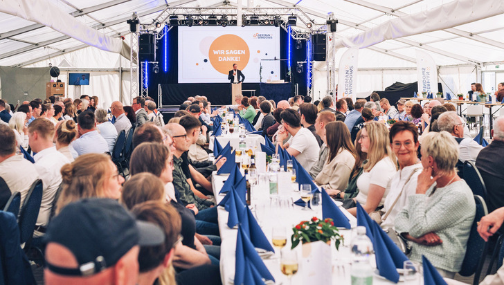 Fenster- und Türenhersteller German Windows feiert in diesem Jahr seinen 40. Geburtstag. Zu diesem Anlass kam die Belegschaft aus Südlohn-Oeding bereits im Mai in geselliger Runde zusammen.