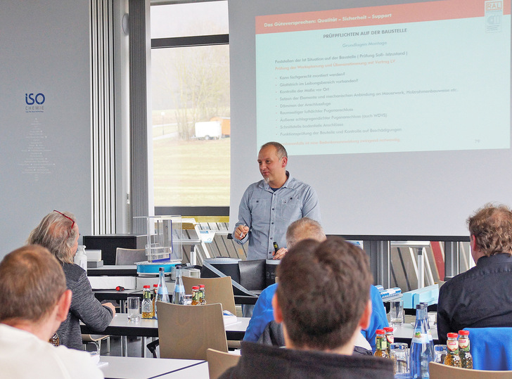 ISO-Chemie Referent Andreas Stein (Projektingenieur bei ISO-Chemie) bei der Grundlagenschulung der RAL-Ausbildung