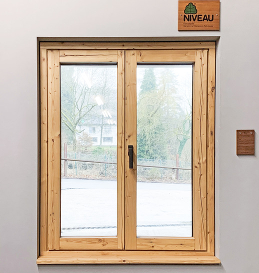 Pflegeleichtigkeit und Witterungsbeständigkeit auf der Außenseite im Einklang mit wohnlichem Vintage-Look auf der Innenseite: das neue Holz-Alu-Fenster von Niveau mit Fichte Altholz.