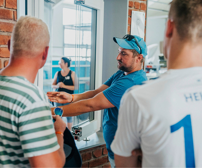 Vier Gruppen durchliefen verschiedene informative Tour-Etappen.