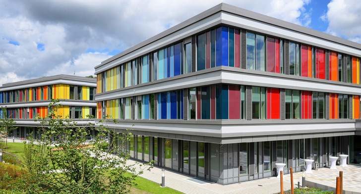 Die regenbogenbunte Schüco Fassade bringt viel helles Tageslicht in die Räume des Kinderzentrums Bethel.