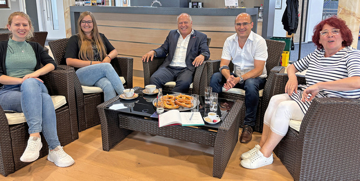 ﻿Digitalisierungsexperten unter sich (v.l.): Kerstin Bock (Vertriebsinnendienst bei Braun), ­Susanne, Georg und ­Wolfgang Braun als Vertreter der Geschäftsleitung und Debbie Fartely von 3E Datentechnik.