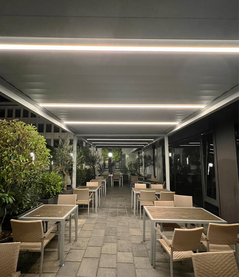 Nachts erleuchtet die Alba dank dem in die Lamellen integrierbaren LED-Beleuchtungs­system, das jede Situation ­diskret und elegant erhellt. Die regulier­bare Lichtintensität schafft jeweils das ­gewünschte Ambiente.