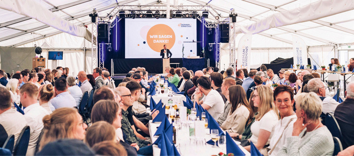 Fenster- und Türenhersteller German Windows feiert in diesem Jahr seinen 40. Geburtstag. Zu diesem Anlass kam die Belegschaft aus Südlohn-Oeding bereits im Mai in geselliger ­Runde ­zusammen.