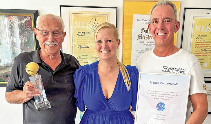 Die Unternehmenschefs Horst Becker (l.) und Dirk Becker freuen sich zusammen mit Julia Frommann (Gebietsverkaufsleiterin Deceuninck) über 50 Jahre erfolgreiche Partnerschaft.