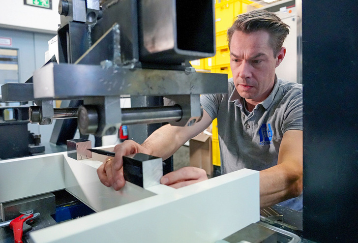 Prüfungen an Pfosten-Riegel-Verbindern und Glasauflagern nach EN 16758 und EN 17146 erleichtern Berechnung sowie baurechtliche Anerkennungen (abZ, ZiE und vBg)