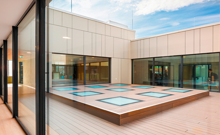 Das Dach der Aula wird von den Schülern auch als Pausen­hof genutzt, weshalb die gläsernen Dach­elemente ­begehbar ausgeführt sind.