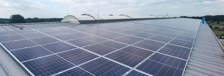 Wichtiger Schritt zur klimaneutralen Produktion: Auf dem Hallendach erzeugen hochleistungsfähige PV-Anlagen soviel Strom, dass in den Sommermonaten mehr Strom gewonnen wird, als der ESG-Hersteller verbraucht.