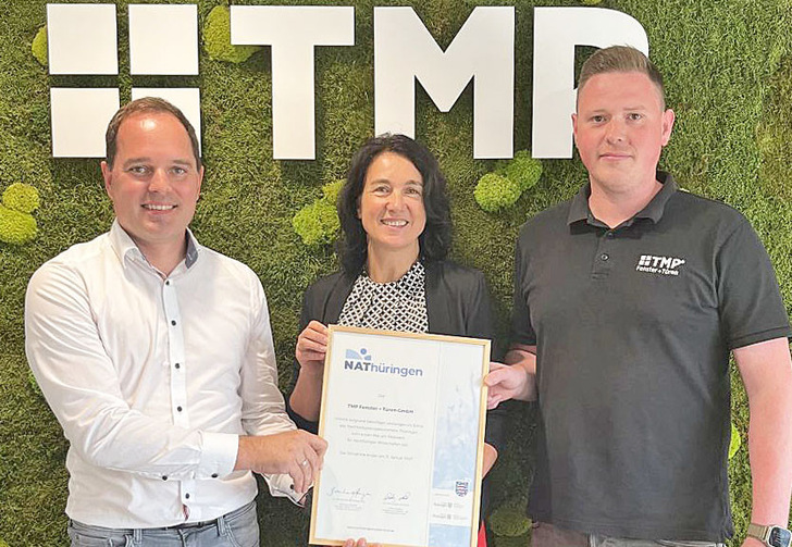 Tobias Kern, Sprecher der Geschäftsführung von TMP, und Sebastian Koch, Leiter Qualität und Prozessorganisation bei TMP, freuen sich über die Urkunde zur erfolgreichen Teilnahme am Thüringer Nachhaltigkeitsabkommen, dem größten Netzwerk für nachhaltiges Wirtschaften im Freistaat, überreicht von Dr. Cornelia Haase-Lerch, Hauptgeschäftsführerin der IHK Erfurt.