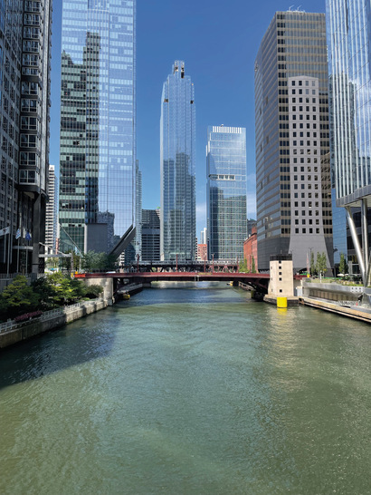 Auch bei gläsernen Hochhäusern müssen Klimaschutz und Nachhaltigkeit  nicht zu kurz kommen, wie der Salesforce Tower in Chicago zeigt.