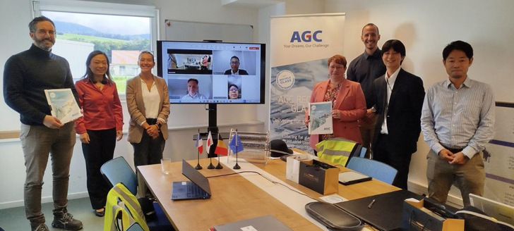 Zufriedenen Gesichter bei AGC und Rosi nach der Vertragsunterzeichnung