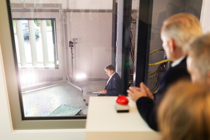 Im Multifunktionsprüfstand des Sälzer Kompetenzzentrums werden die hochsicheren Systeme des Unternehmens bis an ihre Grenzen und darüber hinaus getestet.