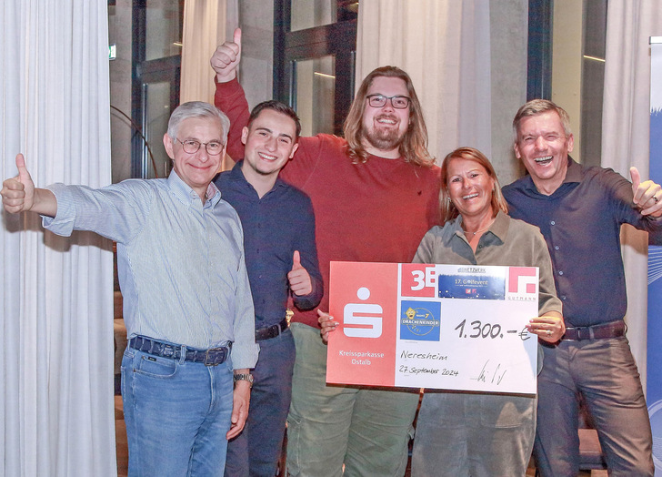 Freuten sich über eine gelungene Veranstaltun g und Spendengeld für die "Drachenkinder" (v.l.): Arnd Brinkmann, Niklas Frey, Moritz Ebert, Tanja Frey und Oliver Frey.